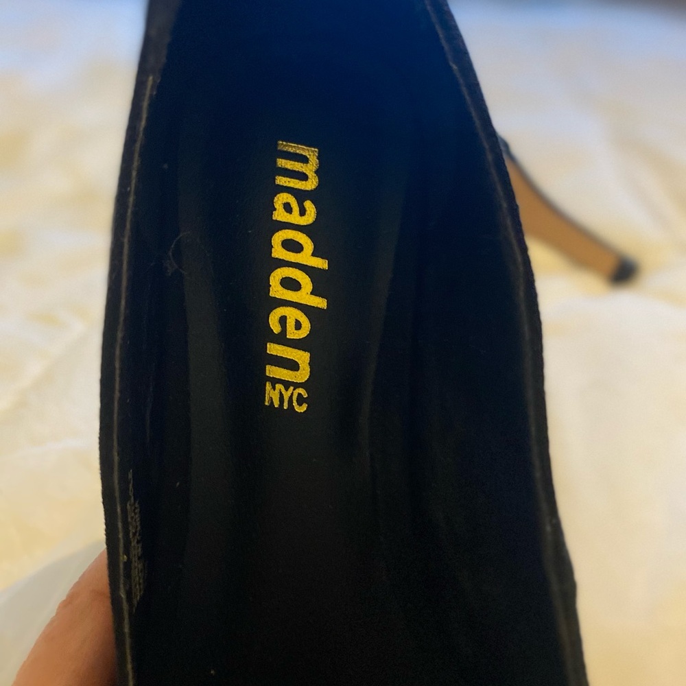 Black suede Steve Madden Pumps